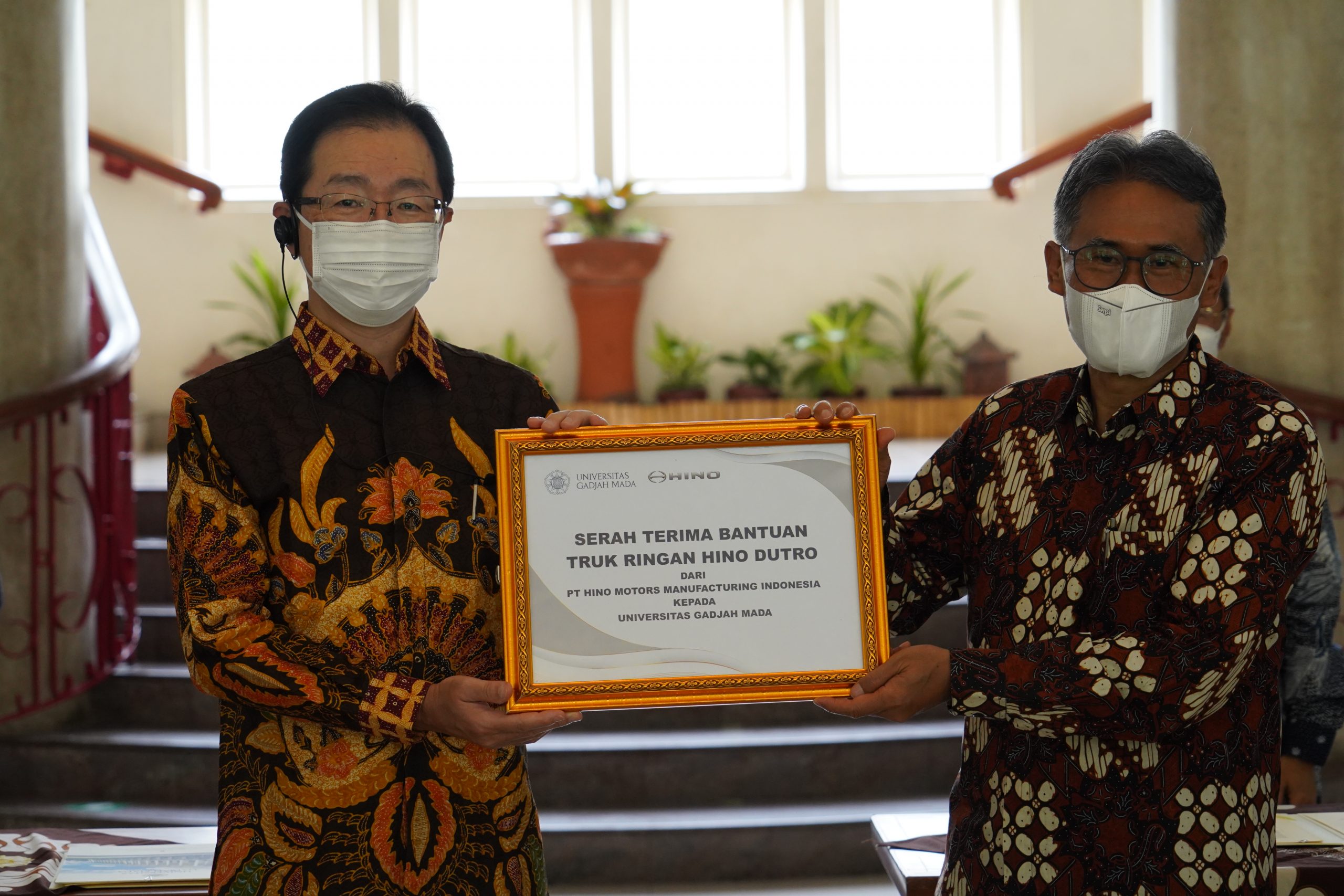 enyerahan Hino Dutro tersebut dilakukan oleh Presiden Direktur HMMI, Masahiro Aso kepada Rektor Universitas Gadjah Mada, Prof. Ir. Panut Mulyono, M.Eng., D.Eng., IPU, ASEAN Eng. enyerahan Hino Dutro tersebut dilakukan oleh Presiden Direktur HMMI, Masahiro Aso kepada Rektor Universitas Gadjah Mada, Prof. Ir. Panut Mulyono, M.Eng., D.Eng., IPU, ASEAN Eng.