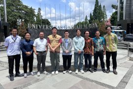 Foto bersama di depan landmark Universitas Gadjah Mada