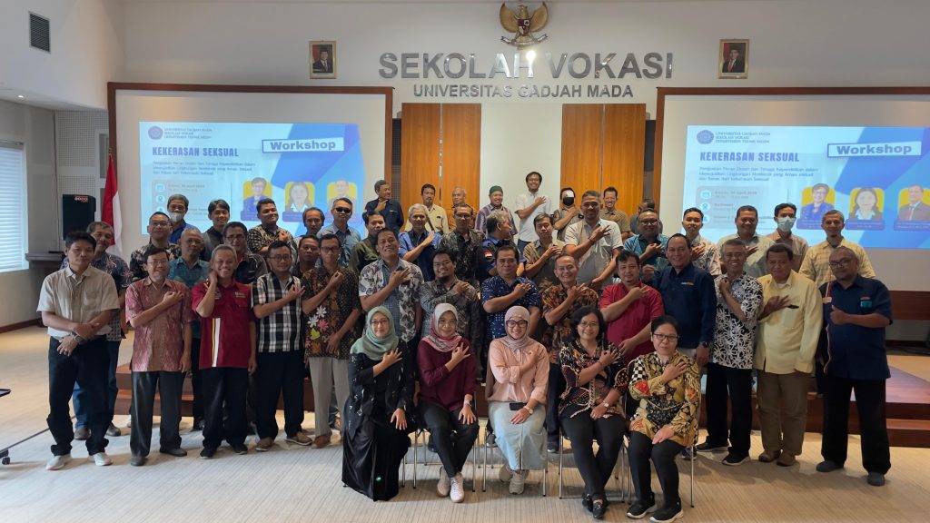 Dosen dan tendik DTM foto bersama setelah acara workshop kekerasan seksual selesai