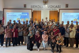 Dosen dan tendik DTM foto bersama setelah acara workshop kekerasan seksual selesai