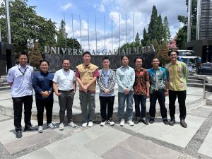 Foto bersama di depan landmark Universitas Gadjah Mada